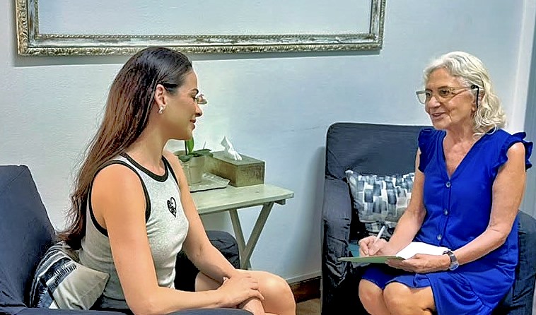 Uby Muñoz talking with a patient